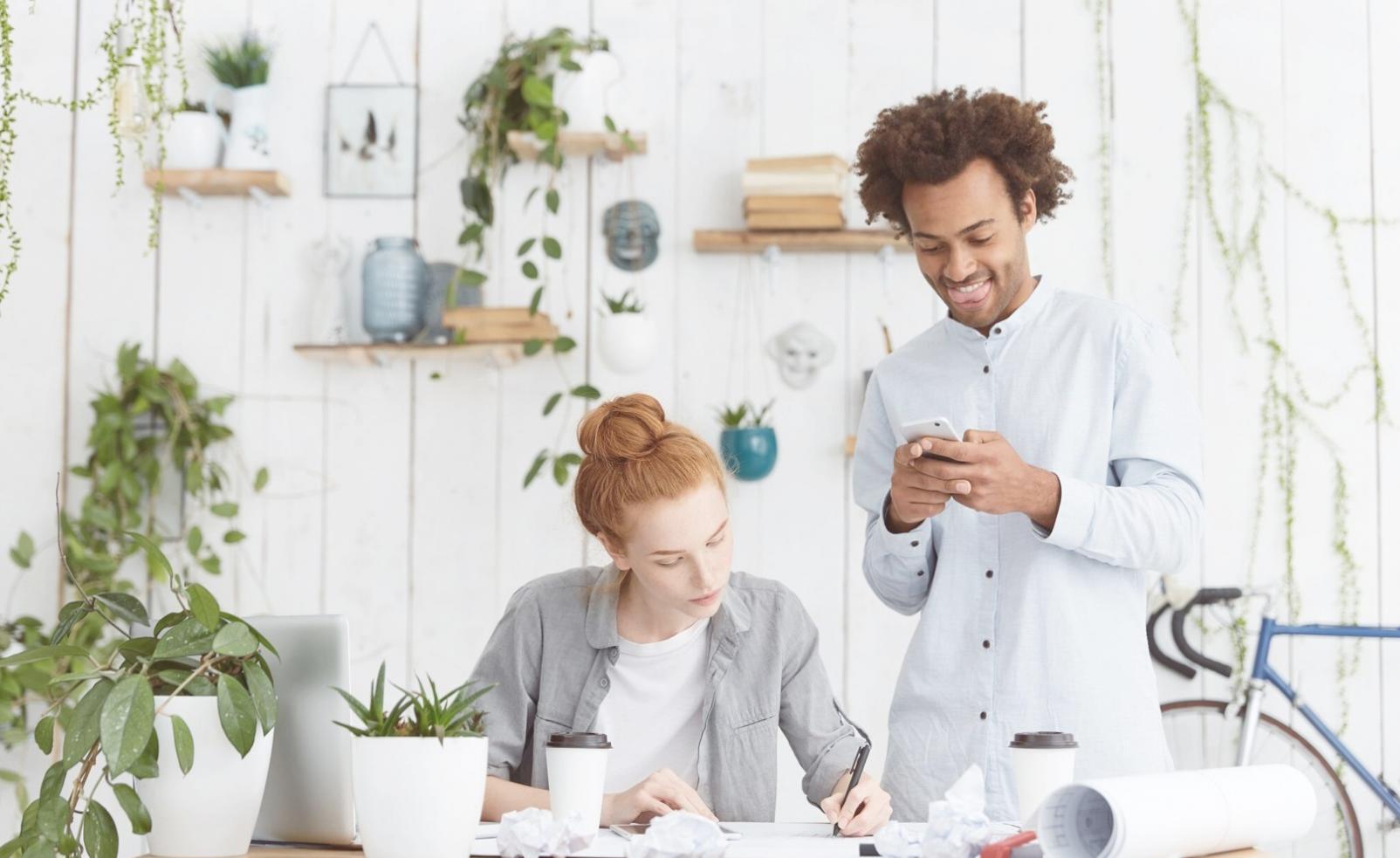 Семья обсуждает финансовый план за столом